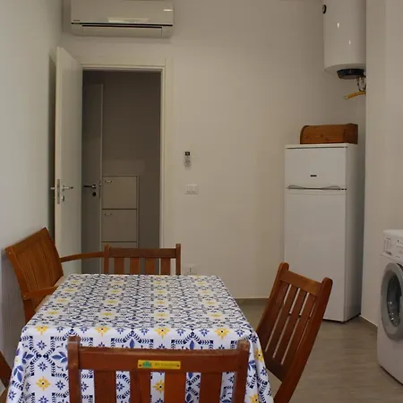 Casa Sandrina Piano Terra بيت للعطل