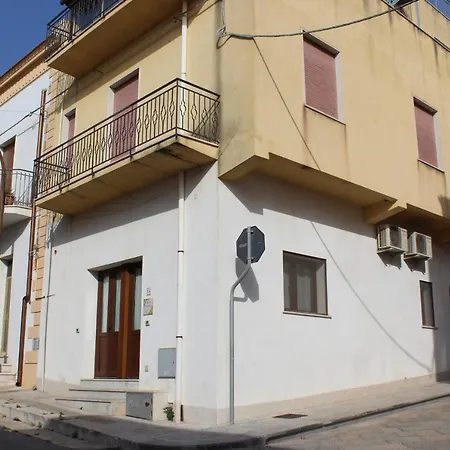 Casa Sandrina Piano Terra بيت للعطل