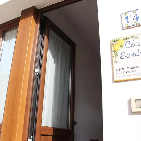 Casa Sandrina Piano Terra بيت للعطل *